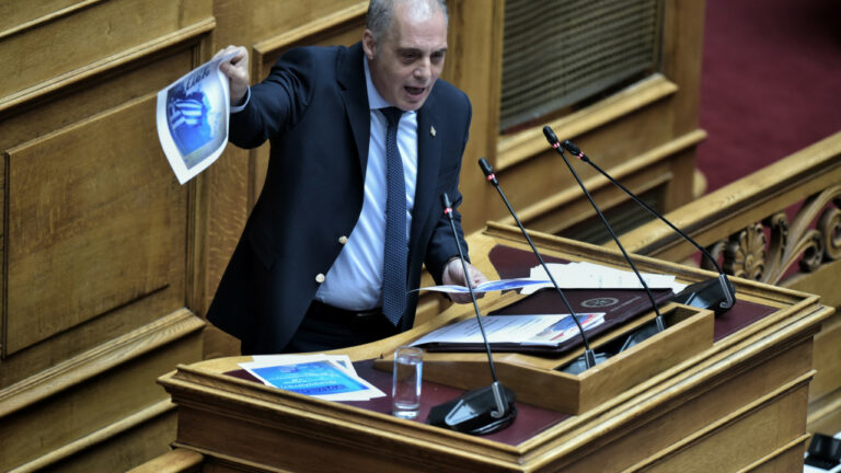 Έσκισε τη Συμφωνία των Πρεσπών ο Κυριάκος Βελόπουλος στη Βουλή